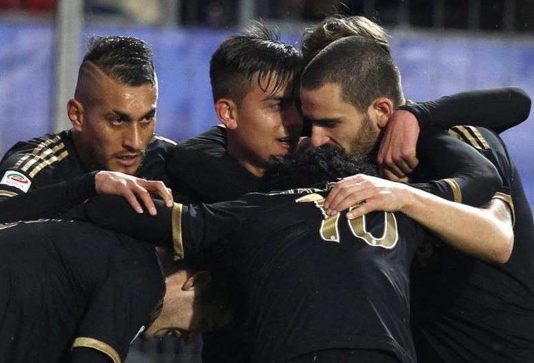 记者：弗里克取消了巴萨今天的训练，球员们前往吉达观光