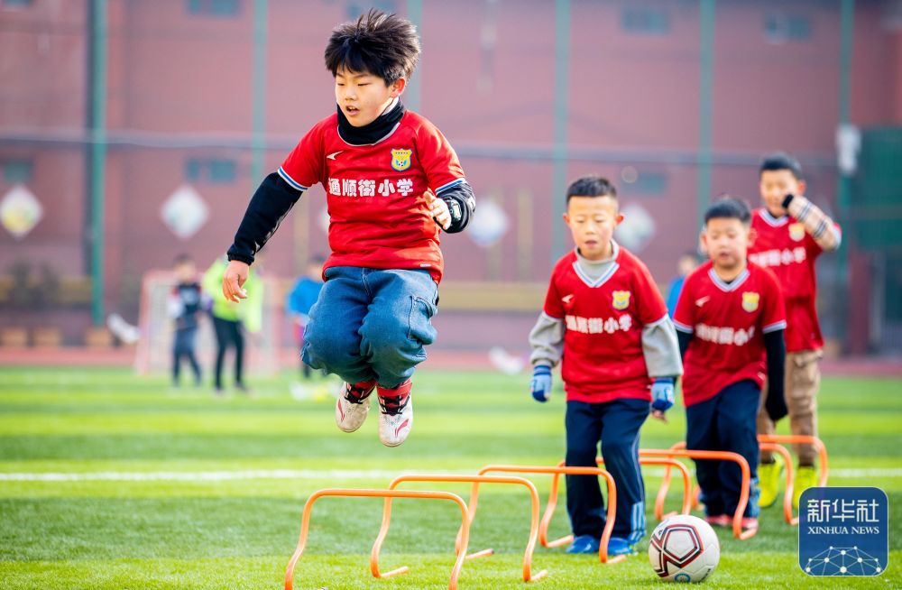 勇士终于出手了，全能中锋紧急驰援库里，这阵容在西部可以横着走